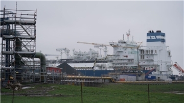 Das schwimmende LNG-Terminal „Höegh Gannet“ am Anleger im Industriehafen Brunsbüttel.