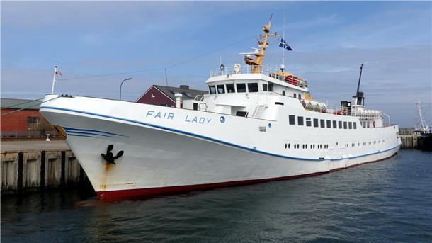 „Fair Lady“ fährt nicht: Verbindung nach Helgoland ist gekappt Ein weißes Schiff liegt an einer Kaje.