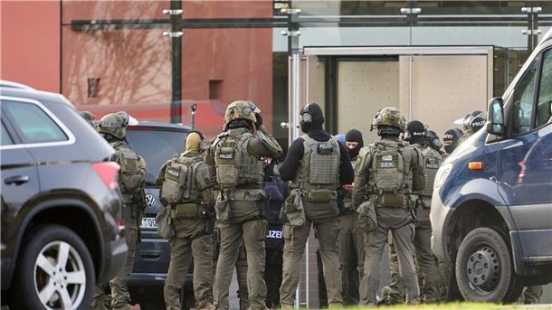 Verdächtiger von Montabaur tot  Das SEK bespricht sich bei der Vorbereitung zum Zugriff in Montabaur.