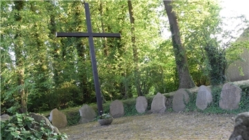 Das Selsinger Ehrenmal zwischen Kirche und Landgasthof Martin soll Platz machen für eine Neugestaltung des Areals im Ortskern.