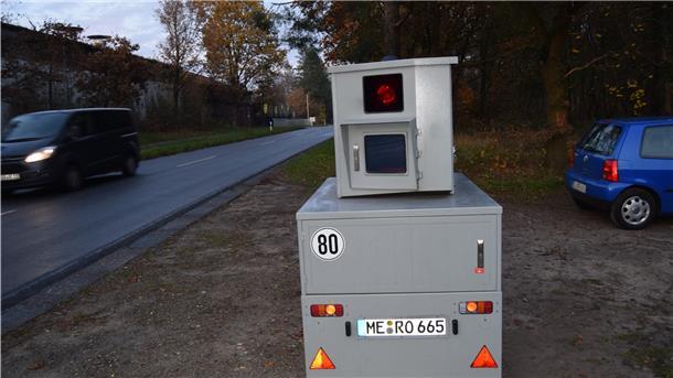 Das semi-stationäre Messgerät blitzt in beide Richtungen.