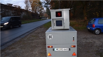 Das semi-stationäre Messgerät blitzt in beide Richtungen.