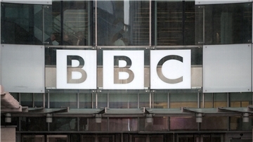 Das Sender-Logo am Eingang der britischen Rundfunkanstalt BBC in London.
