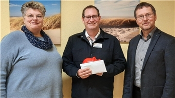 Das Seniorenzentrum Brake hat dem Ambulanten Hospizdienst der Diakonie Wesermarsch eine Spende in Höhe von 250 Euro überreicht. Sven Rakowski, Einrichtungsleiter des Seniorenzentrums, übergab diese an Thomas Scheurenbrand, Leitung des Kreisdiakonischen Werkes Wesermarsch, und Frauke Renken, Koordinatorin des Ambulanten Hospizdienstes.