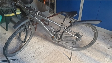 Das sichergestellte Mountainbike des Herstellers Decathlon, Typ Rockrider ST 100. Die Schutzbleche wurden vermutlich nachträglich angebracht.