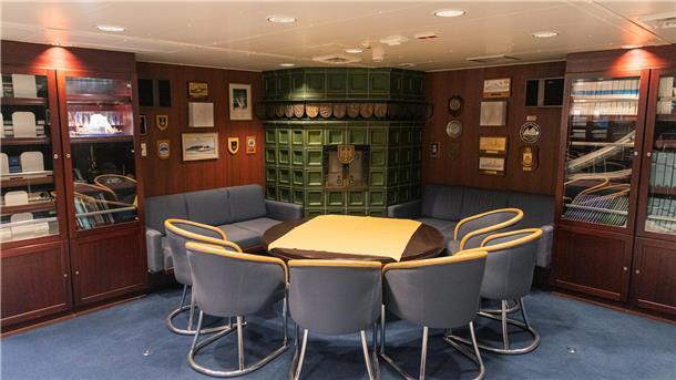 OP-Saal, Kachelofen, Pinguin-Deko: Blick ins Innere der „Polarstern“ Das sieht man nicht alle Tage auf einem Schiff: Der Blaue Salon hat einen (elektrischen) Kachelofen mit Bundesadler.