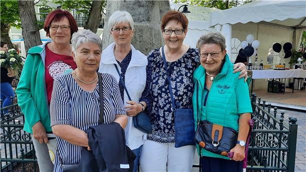 Burhaver Strickkreis bringt Hoffnung ins Seniorenzentrum Das sind die Damen der ersten Stunde. Von links
Waltraud Napierski, Inge Wilken, Ilona Klein, Barbara Entrich, Sabine Buchholtz