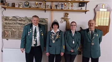 Das sind die neuen Majestäten (von links): König Andreas Leiste, Königin Heike Nau, Vize-Königin Denise Stein, VizeKönig Ronald Schmid.