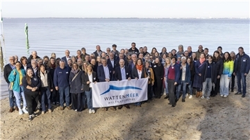 Das sind die Teilnehmerinnen und Teilnehmer des 14. Weltnaturerbeforums, das in Dangast stattfand.