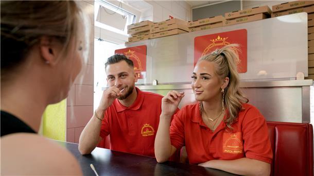 Das sind keine Lollis, sondern Teststäbchen: Nik Tavakkoli und Valeria Leis haben sich für die DKMS registriert.