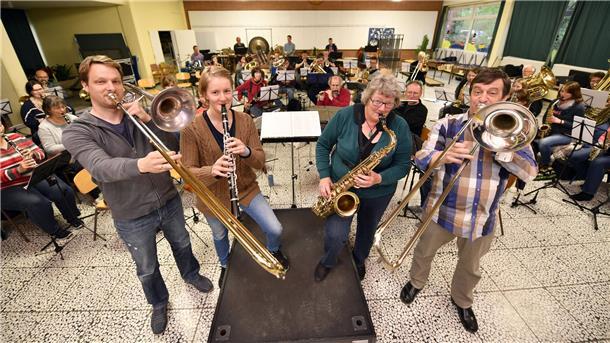 Das Sinfonische Blasorchester in Wehdel nutzt Schulturnhallen wie hier in Geestenseth, weil es auf dem Land kaum andere Möglichkeiten gibt. Das ist jetzt schwieriger geworden. Foto Scheschonka