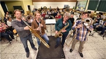 Das Sinfonische Blasorchester in Wehdel nutzt Schulturnhallen wie hier in Geestenseth, weil es auf dem Land kaum andere Möglichkeiten gibt. Das ist jetzt schwieriger geworden. Foto Scheschonka