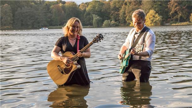 Das Singer-Songwriter-Duo Margins of April (Daniela Bruns und Daniel Protz) treten in Dedesdorf auf.