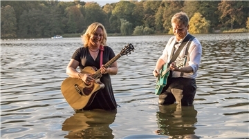 Das Singer-Songwriter-Duo Margins of April (Daniela Bruns und Daniel Protz) treten in Dedesdorf auf.