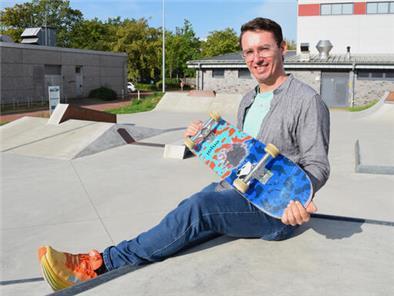 Das Skateboard war lange seine große Leidenschaft, letztlich hat es ihm nun zu seinem Traumjob verholfen: Jan Malte Strackerjan ist der neue Kreisjugendpfleger der Wesermarsch.