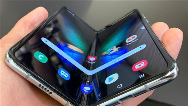 Google bestätigt Einstieg ins Geschäft mit Falt-Smartphones Das Smartphone Galaxy Fold von Samsung: Googles Smartphone soll aufgefaltet ein 7,6 Zoll großes Display haben - genauso groß wie beim Konkurrenz-Gerät.