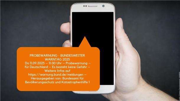 Das Smartphone im Blickpunkt: Mit diesem Foto weist der Landkreis Rotenburg auf den Warntag am Donnerstag hin.