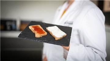 Das Smoothbrot ist für Menschen mit Kau- und Schluckstörungen gedacht und optisch viel ansprechender als püriertes Brot mit Frischkäse und Konfitüre.