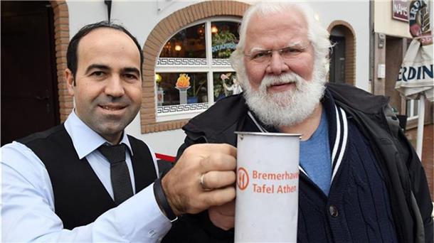 Das „Solidaritäts-Auto“ des Bremerhavener Wirtes Alexis Vaiou (links), hier mit dem Chef der Bremerhavener Tafel, Manfred Jabs ist mit Stickern einer rechten Gruppierung beklebt worden, die Polizei ermittelt.