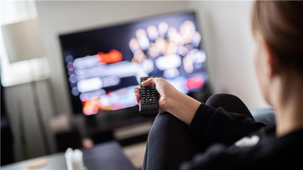 Warum Mietern in der heißen Phase der Fußball-EM der TV-Blackout droht Fernsehen auf dem Sofa