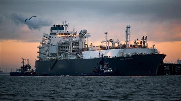 Erster Tanker mit Flüssigerdgas in Wilhelmshaven Das Spezialschiff „Höegh Esperanza“ in Wilhelmshaven. Es dient als Plattform, um Flüssigerdgas (LNG) anzulanden und zu regasifizieren.