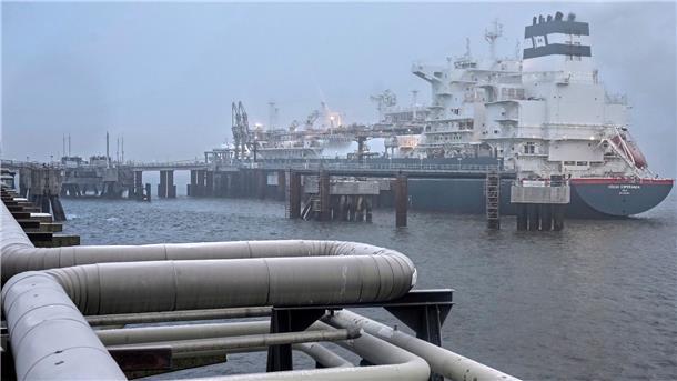 Neues „Deutschland-Tempo“: Erstes LNG-Terminal eröffnet Das Spezialschiff „Höegh Esperanza“ liegt während der Eröffnung des LNG-Terminals in Wilhelmshaven vor Anker.
