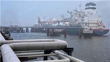 Das Spezialschiff „Höegh Esperanza“ liegt während der Eröffnung des LNG-Terminals in Wilhelmshaven vor Anker.