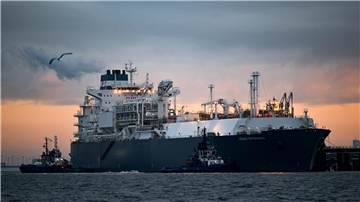 Das Spezialschiff „Höegh Esperanza“ wird angelegt. Die „Höegh Esperanza“ wird als schwimmende Plattform dienen, um LNG anzulanden und zu regasifizieren.