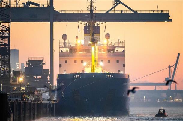 Umschlag von Atommüll in Nordenham: Das ist die bisherige Bilanz Das Spezialschiff „Pacific Grebe“ hatte am Mittwochabend vergangener Woche den Hafen des britischen Barrow-in-Furness verlassen. Jetzt liegt es an der Midgard-Pier in Nordenham.