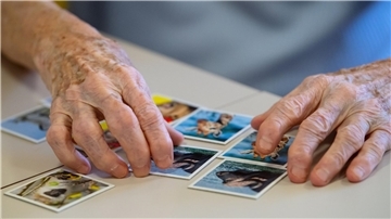 Das Spielen von Memory soll gegen den Gehirnabbau wirken. 