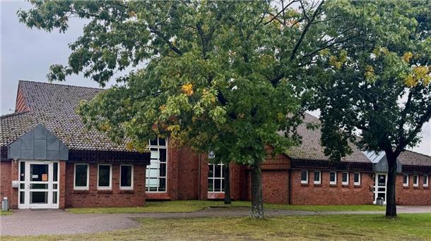Breddorf: Wird das Sportzentrum bald saniert? Ein Gebäude aus roten Backsteinen.