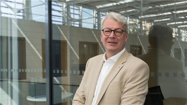 Sollte Europa ermutigen - Experten zu DeepSeek „Das Sprachmodell von DeepSeek scheint tatsächlich einige neue Wege einzuschlagen, um hohe Leistungsfähigkeit mit moderatem Einsatz von Ressourcen zu erreichen“, sagt Experte Peter Liggesmeyer.