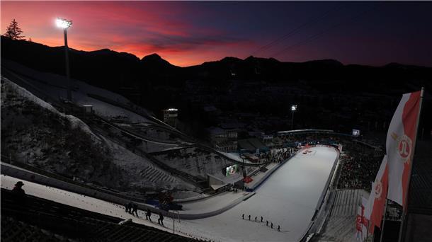 Skisprung-Kalender von Frauen und Männern werden angeglichen Das Stadion in Oberstdorf bei der Two-Nights-Tour.
