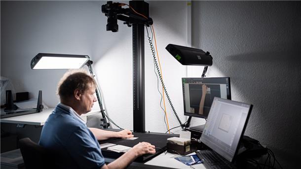 Das Stadtarchiv kann jetzt zur Digitalisierung von historischem Fotomaterial einen DINA-1-Scanner nutzen. Im Bild: Archivmitarbeiter Christian Böhm.