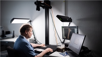 Das Stadtarchiv kann jetzt zur Digitalisierung von historischem Fotomaterial einen DINA-1-Scanner nutzen. Im Bild: Archivmitarbeiter Christian Böhm.