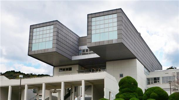 Das Städtische Kunstmuseum Kitakyushu (Kitakyushu Municipal Museum of Art), das von Arata Isozaki entworfen wurde.