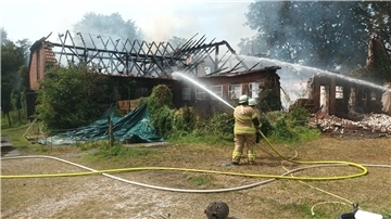 Feuerwehrleute sind bei Brand eines Stallgebäudes in Brake im Einsatz