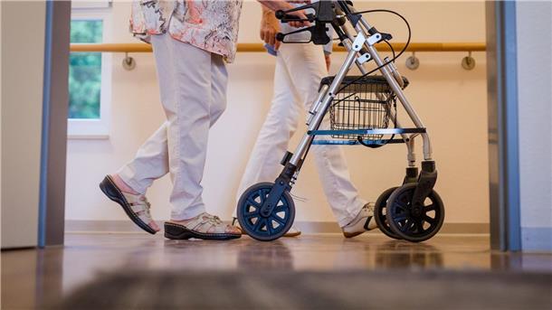 Hunderttausende zusätzliche Pflegekräfte bis 2049 benötigt Das Statistische Bundesamt erwartet, dass der Bedarf an Pflegekräften bis 2049 auf insgesamt 2,15 Millionen ansteigt.