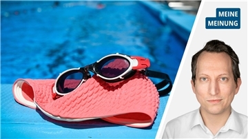 In der linken Hälfte sind eine Badekappe, eine Schwimmbrille sowie ein Becken im Hintergrund zu sehen. Rechts daneben ist der Kopf des Autors zu sehen, der ein weißes Hemd trägt.  