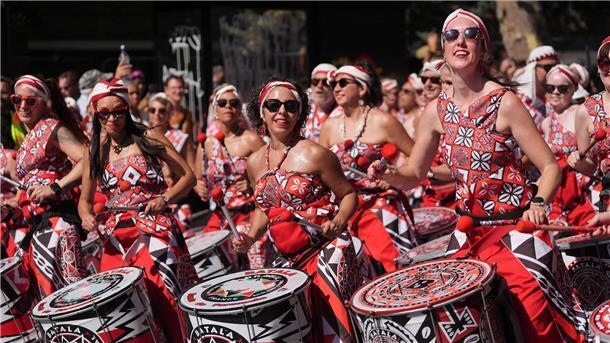 Millionen Menschen feiern Karneval in London Das Straßenfest, das als eines der größten Europas gilt, wird seit den späten 50er Jahren gefeiert.