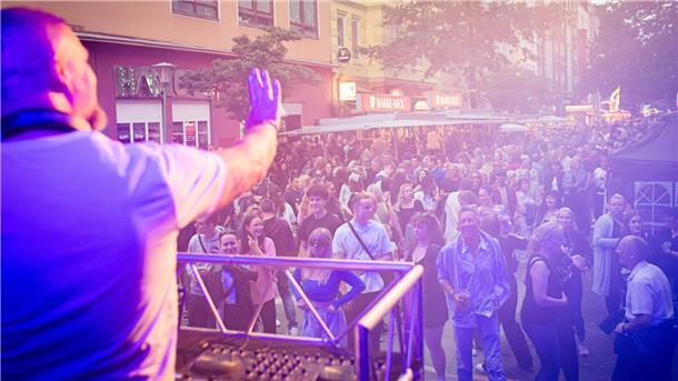 Das Straßenfest in der Alten Bürger startete am Freitagabend mit einem musikalischen Mix und vielen Besuchern. 