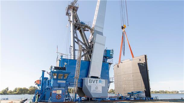Das gigantische Sperrwerk steht bereit für den Transport – aufgerichtet auf dem Kran „Athlet“ an der Kaje im Fischereihafen.