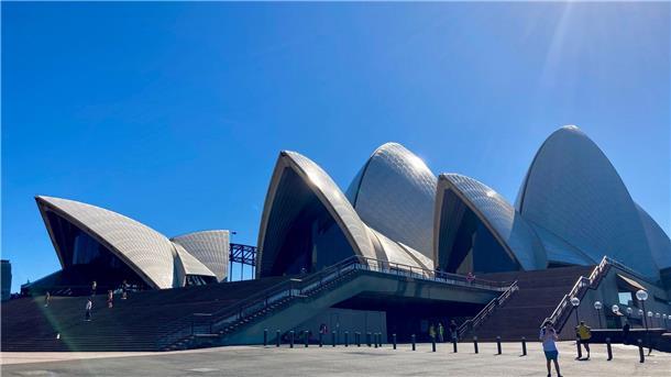 Das Sydney Opera House wurde von dem dänischen Architekten Jørn Utzon (1918-2008) entworfen.