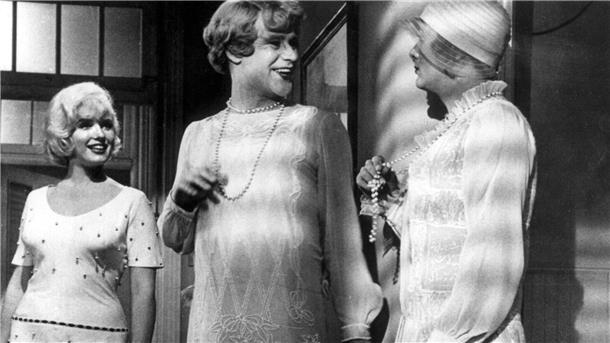 100 Jahre Jack Lemmon: Hollywoods großer Komödiant Das Szenenbild aus dem Hollywood-Klassiker „Manche mögen’s heiß“ (1959) zeigt Jack Lemmon (Mitte) und Tony Curtis (rechts) als Musikerinnen mit ihrer Kollegin Marilyn Monroe. (Archivfoto)