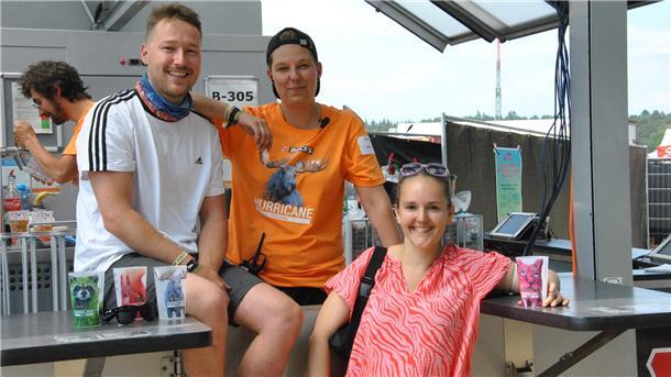 Das Team 412 ist gut vorbereitet auf die durstige Menge in Scheeßel: Martin Wittenburg mit seinen Kolleginnen Anna und Franciska.