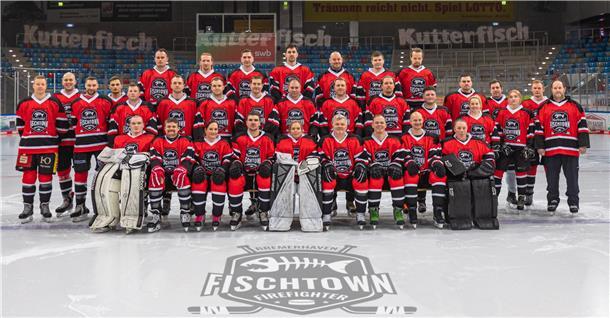 Auch auf dem Eis zählt bei der Bremerhavener Feuerwehr der absolute Teamgeist Das Team der Firefighter beim offiziellen Fototermin in der Bremerhavener Eisarena.