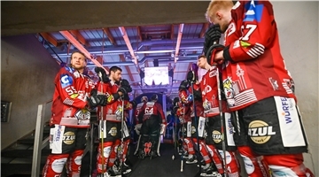 Das Team der Fischtown Pinguins versammelt sich im Spielertunnel der Eisarena vor einem Heimspiel gegen Red Bull München.