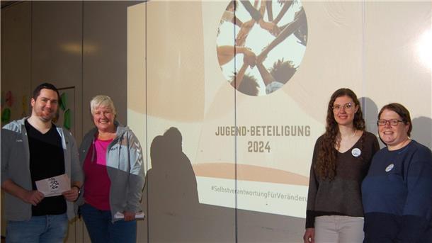 Das Team der Jugendpflege hat in den Hagener Schulen für das Projekt „Jugendbeteiligung 2024 - Selbstverantwortung für Veränderung“ geworben (von links): Projektleiter Christian Bösch, Martina Feldmann-Bienhoff, Lena Böcker und Frauke Evers.