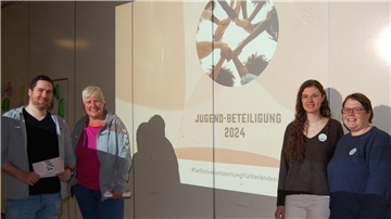 Das Team der Jugendpflege hat in den Hagener Schulen für das Projekt „Jugendbeteiligung 2024 - Selbstverantwortung für Veränderung“ geworben (von links): Projektleiter Christian Bösch, Martina Feldmann-Bienhoff, Lena Böcker und Frauke Evers.
