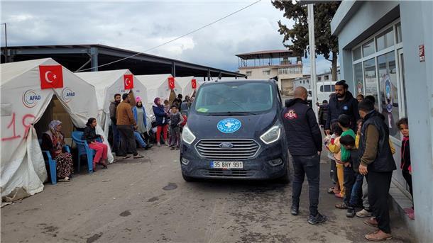 Viele Fälle von Krätze im Erdbebengebiet Das Team der Organisation „Ärzte der Welt“ (r) im Einsatz in der Südosttürkei.